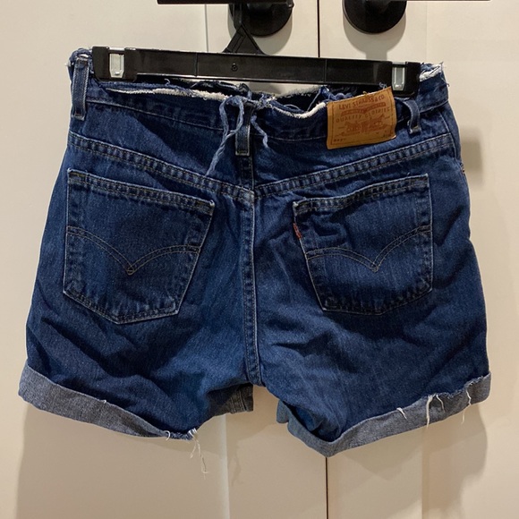 Gently worn Levi’s shorts - Picture 2 of 4